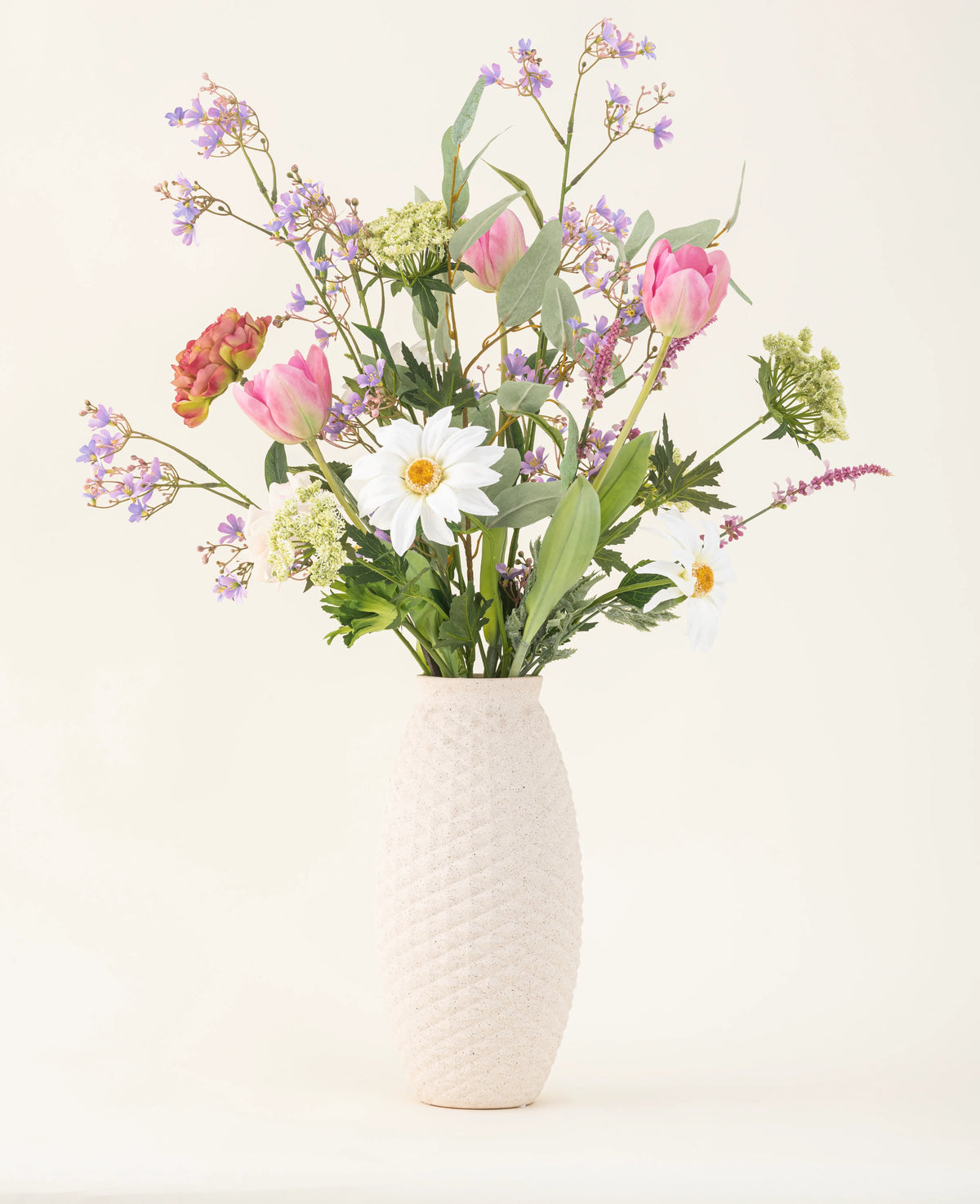 Der künstliche Seidenblumenstrauß Pink Bloom Vibes ist ein wunderschönes Vasenarrangement aus Seidenblumen, das jedem Raum dauerhafte Eleganz verleiht.