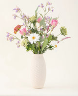 Der künstliche Seidenblumenstrauß Pink Bloom Vibes ist ein wunderschönes Vasenarrangement aus Seidenblumen, das jedem Raum dauerhafte Eleganz verleiht.