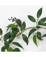Eine künstliche Smilax-Girlande von 180 cm mit langen, schmalen grünen Blättern und kleinen Büscheln dunkler, runder Beeren, dargestellt vor einem weißen Hintergrund.