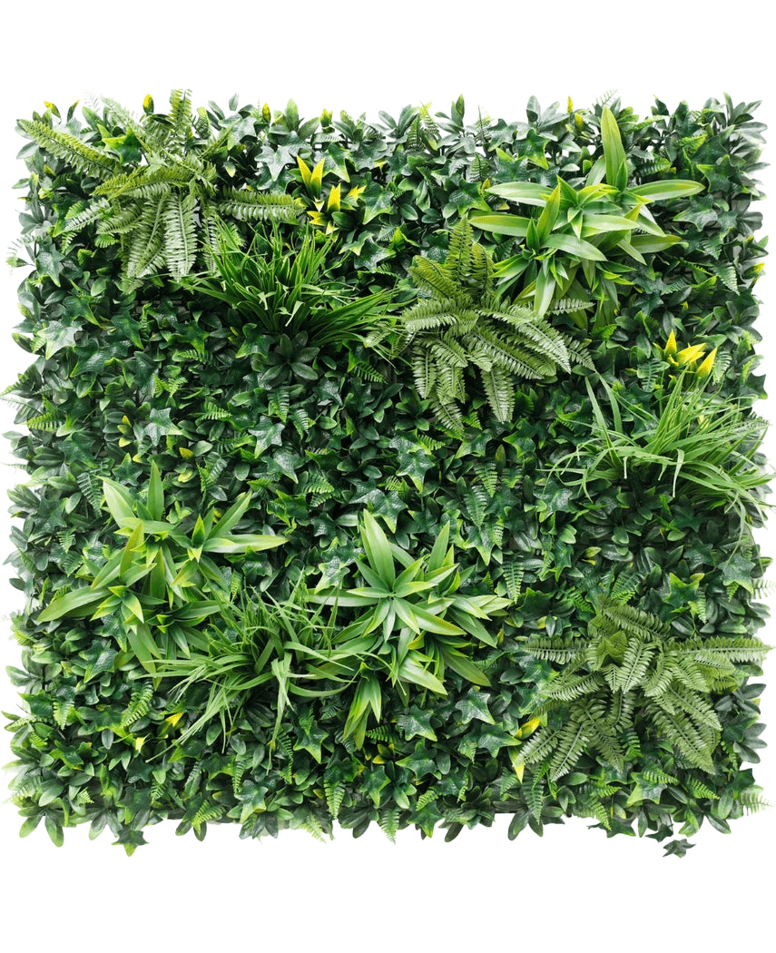 Die künstliche Hecke Volta 100 x 100 cm UV ist eine quadratische grüne Wand mit dichtem künstlichem Blattwerk, auf dem verschiedene Blattpflanzen wie Farne und kleine gelbe Blüten auf einem üppigen Hintergrund angeordnet sind.
