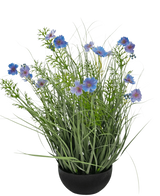Ein schwarzer Topf mit Kunstrasen, violetter Gesangsblumen-Zwiebelgrastopf, 56 cm, feuerfest, mit hohen grünen, grasähnlichen Blättern und blauvioletten Blüten vor einem schlichten weißen Hintergrund.