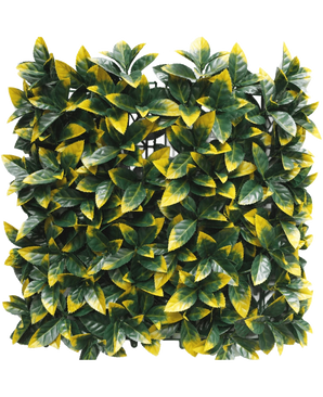Die künstliche Hecke Photonia gelb 50x50 cm UV hat dichte, quadratische Felder aus künstlichen grünen und gelb-bunten Blättern für ein üppiges, lebendiges Aussehen. Für eine einfache Installation ist die Rasterschicht teilweise hinter dem Blattwerk sichtbar.