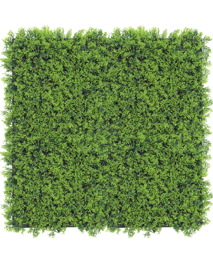 Künstliche Hecke Cupressus 50x50 cm UV: Eine dichte, leuchtend grüne künstliche Heckenplatte, von oben betrachtet vor einem weißen Hintergrund, ideal für die Gestaltung realistischer Pflanzenwände.