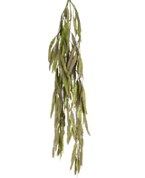 Die künstliche Hängepflanze Aloe Vera 102 cm hat lange, schmale grüne Blätter mit gezackten Rändern, die vor einem schlichten weißen Hintergrund herabfallen.