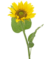 Die künstliche Sonnenblume Deluxe 52 cm ist eine künstliche Sonnenblume mit leuchtend gelben Blütenblättern, einem dunkelbraunen Herzen und grünen Blättern an einem langen Stiel, fotografiert vor einem schlichten weißen Hintergrund.