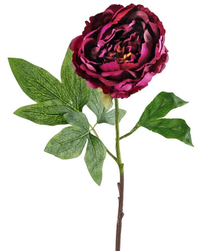 Ein einzelner Stiel der Kunstblume „Artificial Flower Peony 61 cm aubergine“ mit tief auberginefarbenen Blütenblättern und detaillierten grünen Blättern, isoliert vor einem weißen Hintergrund.
