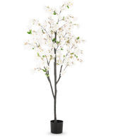 De Kunst Kersenbloesem 180 cm wit is een hoge kunstboom met meerdere donkerbruine takken, witte bloesems en groene bladeren in een eenvoudige zwarte pot, tegen een effen witte achtergrond.