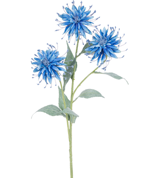 De Kunstbloem Scabiosa Japonica 70 cm blauw heeft een enkele groene steel met drie blauwe, piekerige kunstbloemen en verschillende groene bladeren, tegen een effen witte achtergrond.