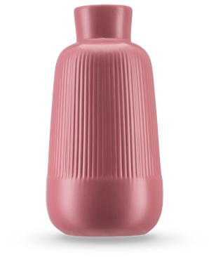 De Vaas Notes 25 cm oud roze heeft een matte keramische afwerking, een brede body, smalle hals en verticale ribbels aan de bovenkant. De gladde ronde basis en het minimalistische ontwerp maken hem ideaal voor het presenteren van zijden bloemen.