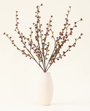 Der künstliche Seidenblumenstrauß Callicarpa Purple ist fächerförmig angeordnet – perfekt für Herbstdekorationen oder um leuchtend lila Seidenblumen vor einem hellen Hintergrund zu präsentieren.