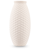 De Vaas Vessel 33 cm beige is een hoge vaas van gebroken wit keramiek met een oppervlak in ruitpatroon en een brede, licht uitlopende opening, tegen een effen witte achtergrond.