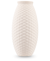 De Vaas Vessel 33 cm beige is een hoge vaas van gebroken wit keramiek met een oppervlak in ruitpatroon en een brede, licht uitlopende opening, tegen een effen witte achtergrond.