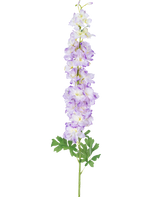 Die künstliche Blume Delphinium 105 cm lila hat einen einzelnen langen Stiel aus hellvioletten Kunstblumen mit grünen Blättern, dargestellt vor einem schlichten weißen Hintergrund.