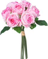Een Kunstrozenboeket van 7 Real Touch roze rozen (30 cm) met groene bladeren, samengebonden met touw en gefotografeerd tegen een witte achtergrond.