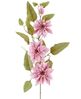 Een stengel van de Kunstbloem Clematis 81 cm oudroze, met drie oudroze clematisbloemen, een gesloten roze knop en meerdere groene bladeren, tegen een witte achtergrond.