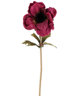 Een enkele Kunstbloem Anemone van 38 cm in bordeauxrood, met gelaagde donkerroze bloemblaadjes, een donker hart, groene bladeren en een lange, slanke steel, afgebeeld tegen een effen witte achtergrond.