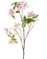 De Kunstbloem Begonia 99 cm blush heeft een enkele tak met meerdere bloesemroze en witte begonia bloemen en trosjes groene bladeren tegen een witte achtergrond.