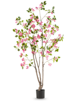 De Kunstplant Bougainvillea 180 cm is een hoge kunstplant met meerdere bruine stengels, groene bladeren en felroze bloemen in een zwarte pot, tegen een effen witte achtergrond.