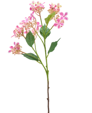 De Kunstbloem Wilde Hortensia 62 cm roze heeft een enkele stengel met verschillende trossen kleine roze en witte bloemen en groene bladeren, geïsoleerd op een witte achtergrond.