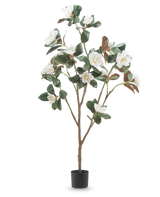 De Kunstplant Yulania 150 cm met bloem is een hoge kunstmagnolia met meerdere takken, weelderige groene bladeren en witte bloemen in een kleine zwarte pot, tegen een effen witte achtergrond.