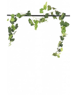 De Kunst Druiven guirlande brandvertragend 186 cm, met trossen groene druiven en bladerranken, staat op een zwarte horizontale stang voor opvallende kunstplant decoratie tegen een witte achtergrond.