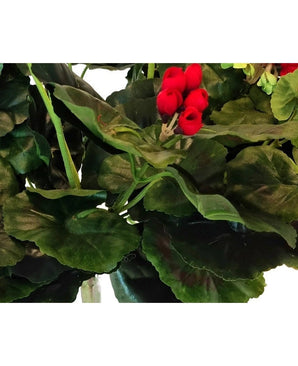 Close-up van weelderige groene bladeren met daartussen een trosje levendige rode Kunst Geranium 40 cm okselknoppen. De dikke, licht gegolfde bladeren lijken sterk op hoogwaardige kunstplanten.