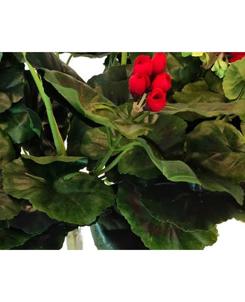 Close-up van weelderige groene bladeren met daartussen een trosje levendige rode Kunst Geranium 40 cm okselknoppen. De dikke, licht gegolfde bladeren lijken sterk op hoogwaardige kunstplanten.
