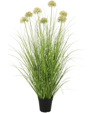 De Kunst Grasplant Ui 90 cm brandvertragend heeft lange, slanke groene bladeren en hoge stengels met ronde, lichtgele bloemtrossen - een elegante, brandvertragende kunstplant voor elke ruimte.