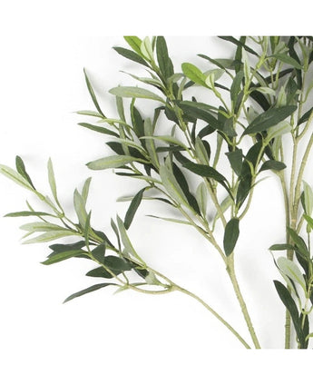Eine Nahaufnahme eines künstlichen Olivenblatts, 90 cm, feuerfest, mit schlanken, länglichen Blättern vor weißem Hintergrund – ideal für eine UV-beständige mediterrane Dekoration.