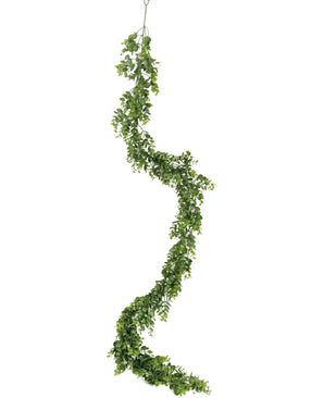 De Kunst slingerplant Pumila 182 cm is een lange, kronkelende kunstmatige groene liaan met kleine blaadjes, verticaal hangend tegen een effen witte achtergrond.