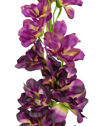 Een close-up van de Kunstbloem Delphinium Paars 79 cm, een hoge kunststengel met meerdere paarse en donkerpaarse bloemen met een groen en geel hart, tegen een witte achtergrond.