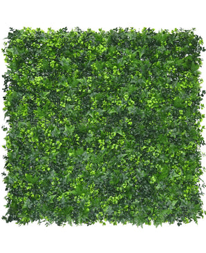 De Kunsthaag mat mix 50x50 cm UV brandvertragend is een vierkant paneel met dichte kunstmatige groene bladeren, die een weelderige groene muur of verticale tuin effect creëren tegen elke achtergrond.