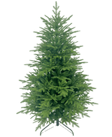 De Kunstkerstboom "Åsmund" PE/PVC is een volle, groene kunstkerstboom met dichte takken, rechtopstaand op een metalen standaard tegen een effen witte achtergrond.