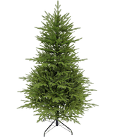 De Kunstkerstboom "Sigrid" 100% PE is een volle, groene kunstkerstboom met dichte PE takken die echt aanvoelen. De boom staat rechtop op een zwarte metalen standaard tegen een effen witte achtergrond.