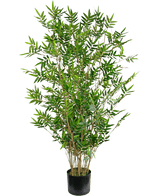 Die Kunstpflanze Bamboo Deluxe 120 cm ist ein hoher künstlicher Bambus mit mehreren schlanken Stielen und dünnen grünen Blättern, präsentiert in einem schlichten schwarzen Topf vor einem schlichten weißen Hintergrund.