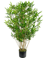 De Kunstplant Bamboe Deluxe 90 cm is een hoge, bladgroene kunstbamboe met slanke takken en lange, smalle bladeren in een zwarte pot, afgebeeld tegen een effen witte achtergrond.