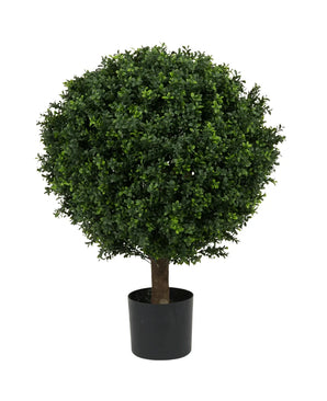 De Kunstplant Buxus op stam romeinse stijl 85cm heeft een ronde, weelderige bol van groene bladeren op een enkele bruine stengel, gepresenteerd in een eenvoudige zwarte pot tegen een witte achtergrond.