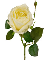 Die künstliche Rose Deluxe 45 cm weiß hat eine einzelne cremefarbene Rose mit grünen Blättern und einer kleinen Knospe an einem langen Stiel vor einem schlichten weißen Hintergrund.