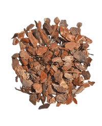 Ein Stapel Füllmaterial Baumrinde - Holzrinde 15L, bestehend aus getrockneten braunen Baumrindenschnitzeln, ist kreisförmig auf weißem Hintergrund angeordnet.