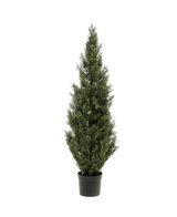 De Kunstplant Conifeer UV 120cm, een hoge en smalle kunstgroene groenblijver met dicht groen blad in een kleine zwarte pot, wordt getoond tegen een effen witte achtergrond.