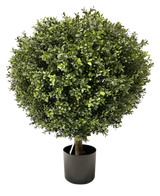 De Kunst Buxus op stam UV d60 cm is een dichte, ronde kunst vormsnoei met kleine groene blaadjes en een zichtbare enkele stam, netjes getrimd tot een bol en geplaatst in een eenvoudige zwarte pot.