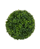 Bovenaanzicht van de Kunstplant Buxus romeinse stijl UV D30cm, een ronde, dichte kunst buxusbol met groene bladeren, tegen een effen witte achtergrond.