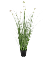 Der feuerhemmende Kunstrasen-Lauchblumen-Zwiebelgrastopf (90 cm) hat lange, dünne grüne Blätter und blasse Blütenbüschel in einem schwarzen Topf vor einem schlichten weißen Hintergrund.