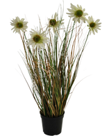 De Kunstgras chrysant uienpot 60cm brandvertragend heeft lange, dunne groene en bruine bladeren met meerdere hoge stelen met daarop witte margrietachtige bloemen met een geel hart.