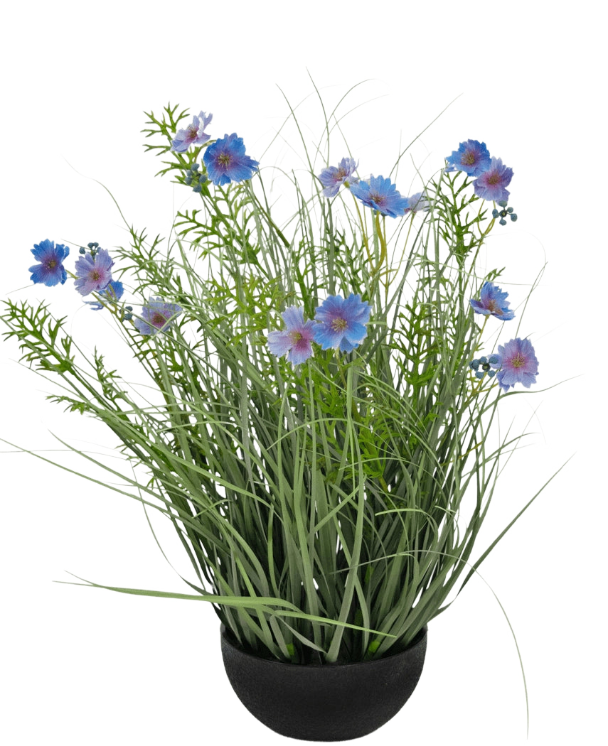 Ein schwarzer Topf mit Kunstrasen, violetter Gesangsblumen-Zwiebelgrastopf, 56 cm, feuerfest, mit hohen grünen, grasähnlichen Blättern und blauvioletten Blüten vor einem schlichten weißen Hintergrund.