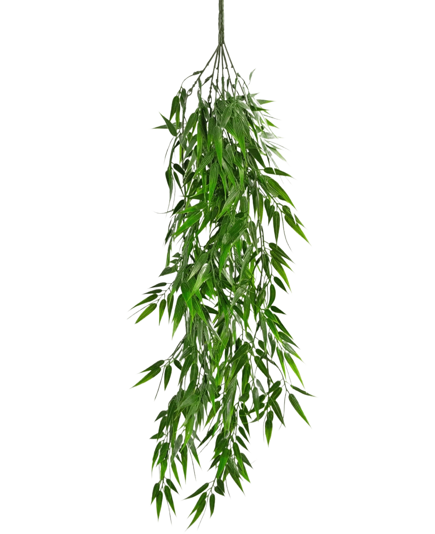 Die künstliche Hängepflanze Bamboo UV 80 cm hat lange, schlanke grüne Blätter, die elegant vom Stiel herabhängen, vor einem schlichten weißen Hintergrund.