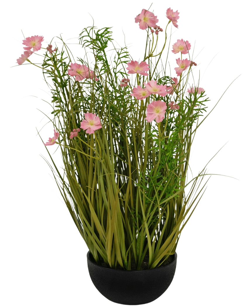 Der feuerhemmende Kunstrasen-Topf „Gesang Flower“ mit Zwiebelgras in Rosa (56 cm) hat einen schwarzen Topf mit langem grünem Kunstrasen und zarten rosa-weißen Blumen, perfekt für ein stilvolles Interieur vor einem weißen Hintergrund.