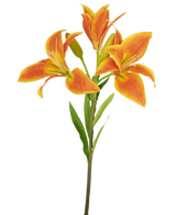 De Kunstbloem Aziatische Lelie 66 cm oranje heeft een enkele steel met drie open oranje lelies, een ongeopende knop en groene bladeren tegen een lichte achtergrond.