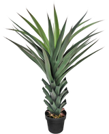 De Kunstplant Agave Pandora UV 120 cm heeft lange, puntige groene bladeren die zich verspreiden vanaf een dikke, gelaagde stengel, tegen een effen witte achtergrond.