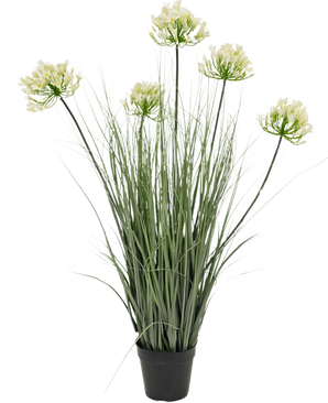 Der feuerhemmende Kunstgras-Topf Agapanthus-Zwiebelgras weiß 90 cm ist eine Kunstpflanze in einem Topf mit hohen grünen Blättern und sechs Büscheln kleiner, hellgelber Blüten an langen Stielen vor einem schlichten weißen Hintergrund.